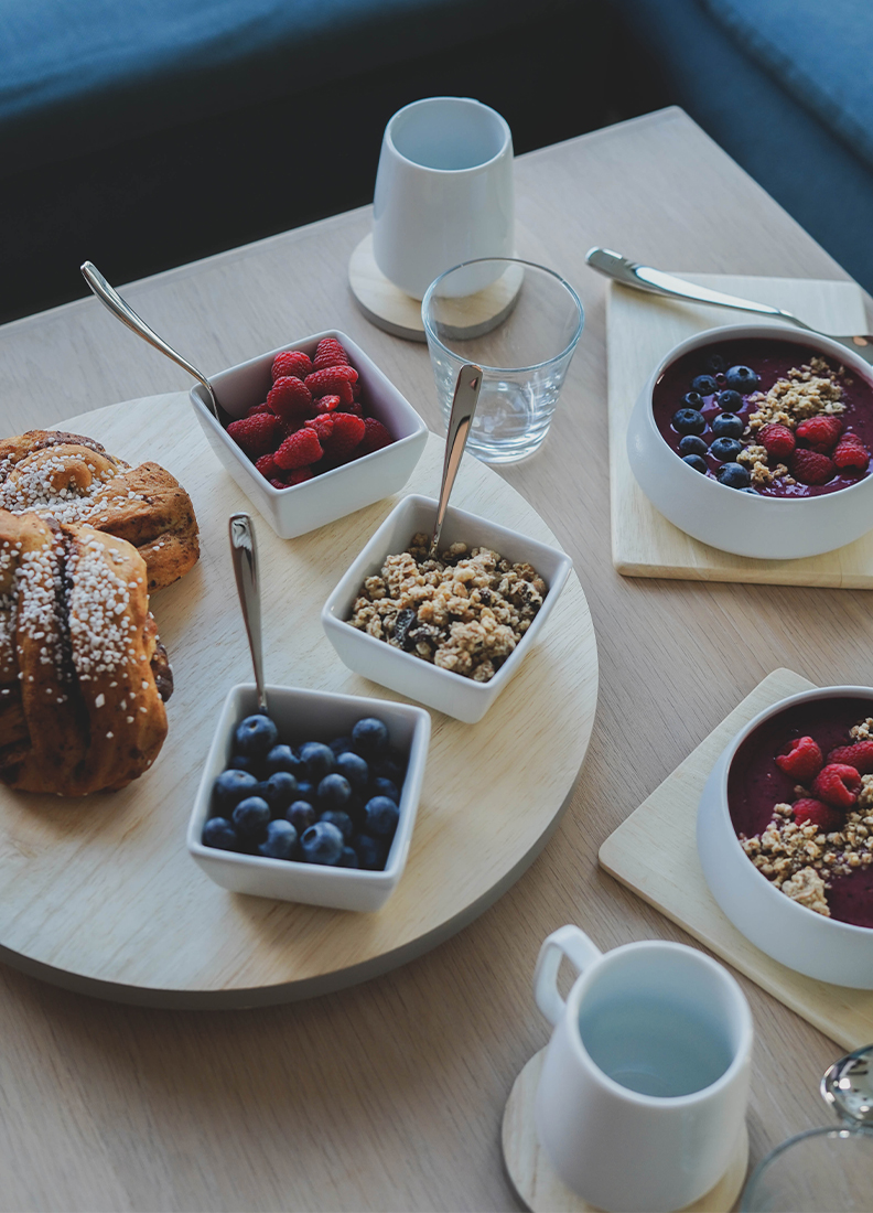 Tuva dinner spoon smoothie bowl, blueberry, raspberry, bun